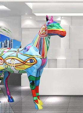 热销雕塑彩绘马雕塑商场酒店美陈摆件五颜六色彩绘玻璃钢马雕塑