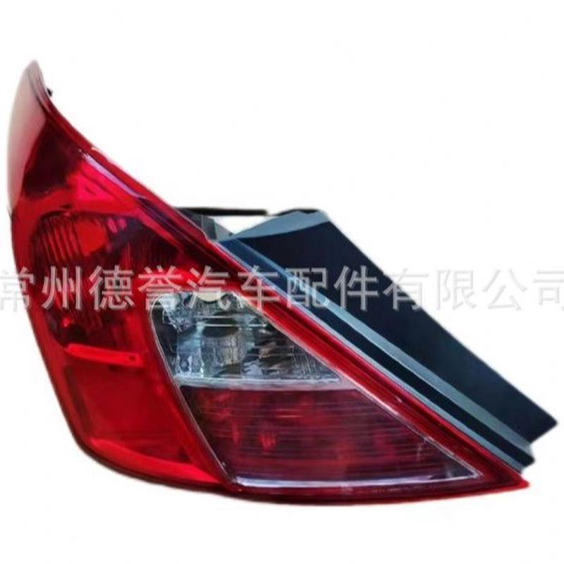 适用于尼桑2011阳光后尾灯左红右白L:26555-3AW0A/R:26550-3AW0