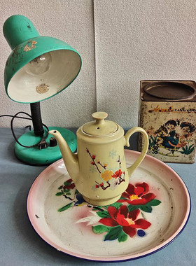 民俗老物件茶盘茶壶马灯手电筒台灯饼干盒子算盘影视道具收藏摆件