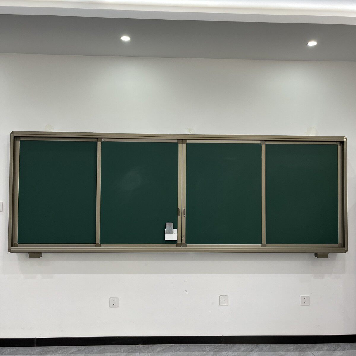 推拉黑板源头厂家易写易擦学校教室培训推拉绿板搭配多媒体一体机