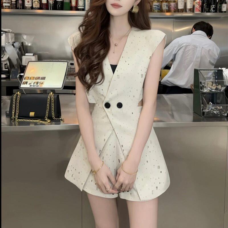 现货时尚V领设计感露腰上衣+短裤显瘦套装女夏两件套无袖气质收腰
