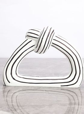 现代简约创意白黑条纹摆件树脂扭结样板房家居玄关客厅软装饰品