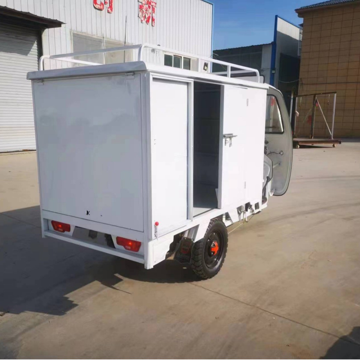 热销单排封闭式快递车电动三轮车拉货运输车载货车带棚小型邮政送