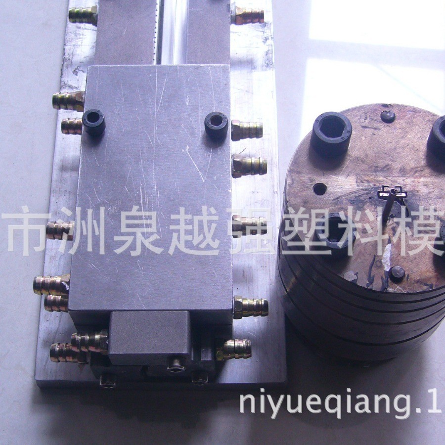 热销供应无骨雨刮器胶条软硬pp+tpe胶条挤出模具模具一体式胶条模