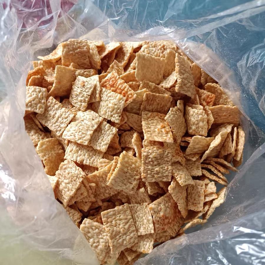 苦荞片大袋中老年人零食网红荞麦锅巴咸辣原味散装整箱粗粮味饼干