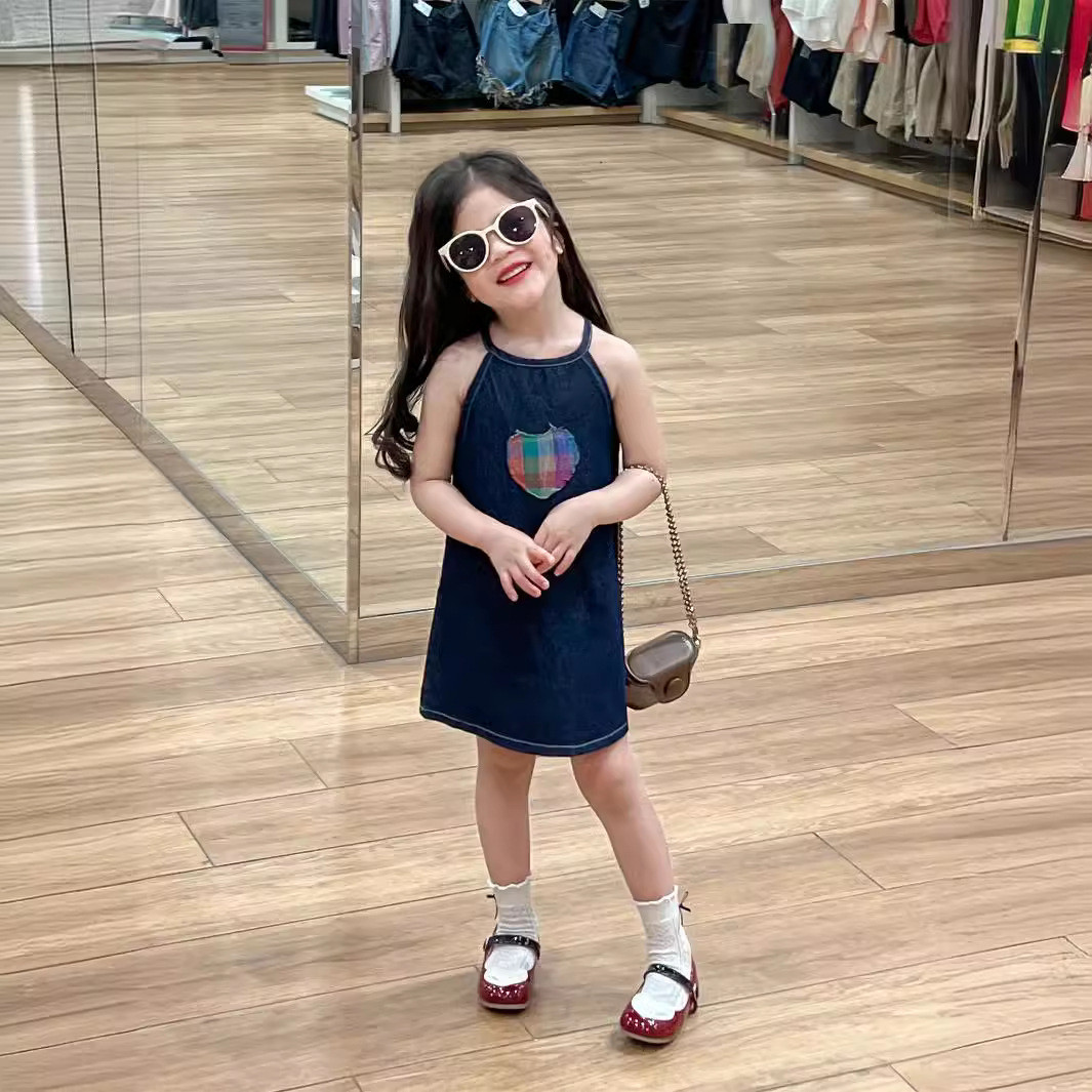 女童连衣裙2025夏装裙子薄款牛仔裙爱心贴布挂脖时髦背心裙公主裙