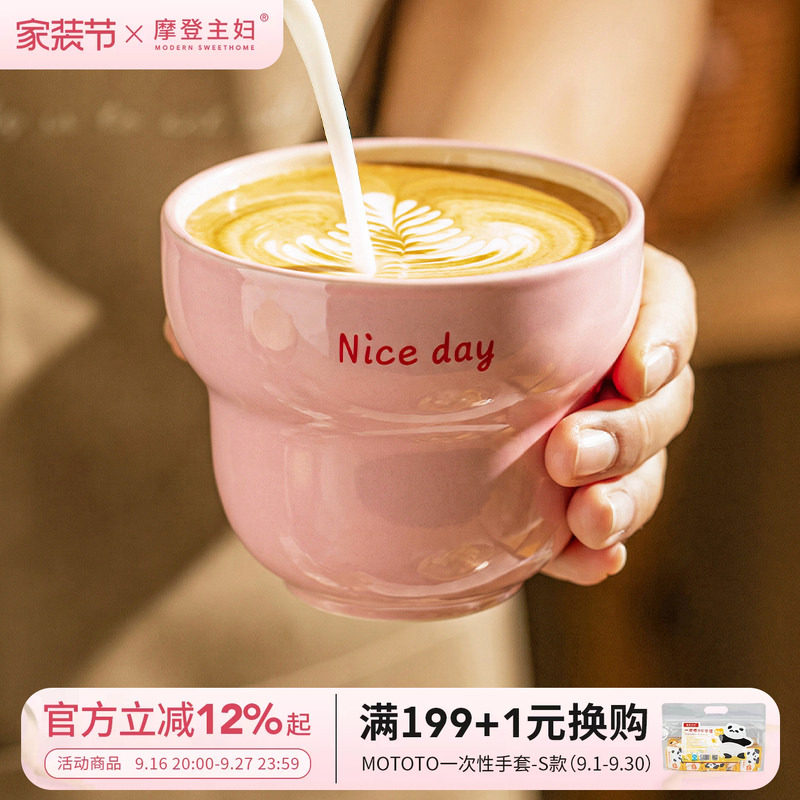 摩登主妇手握咖啡杯陶瓷杯拿铁杯图片