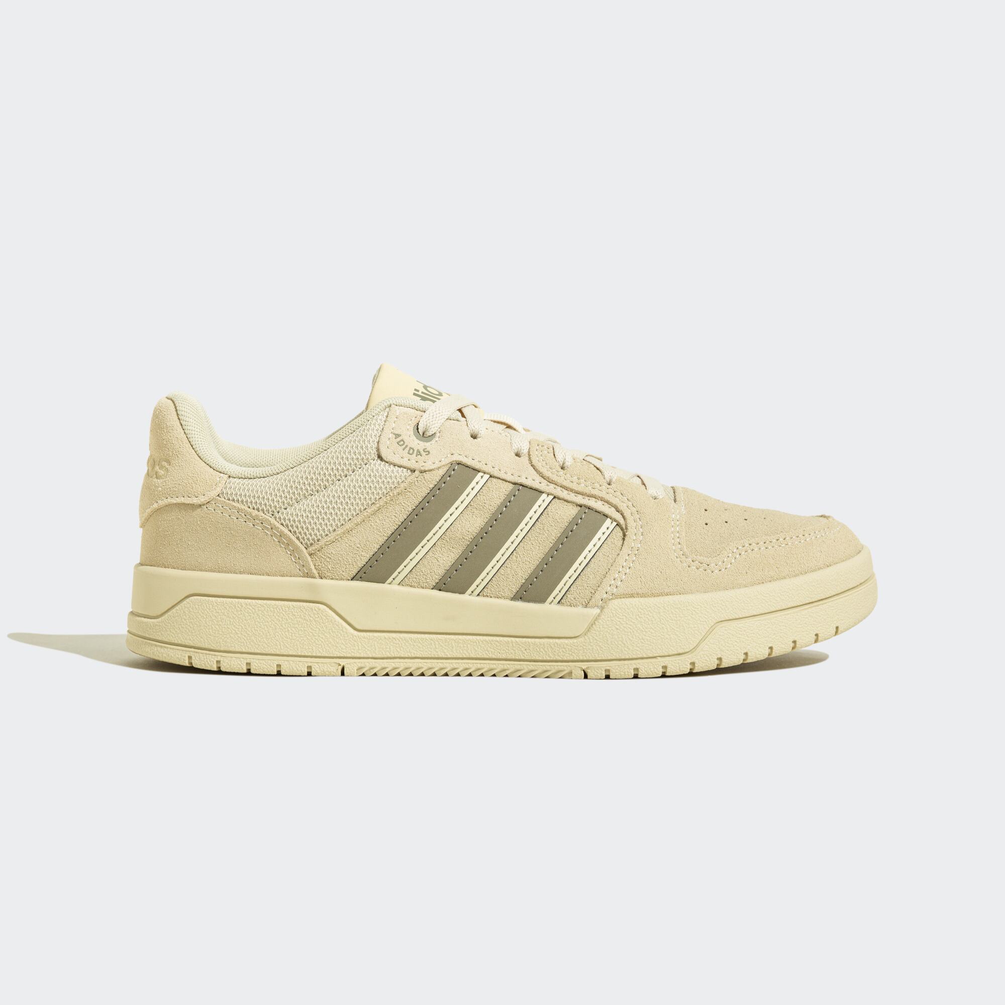 Adidas运动鞋的男子和妇