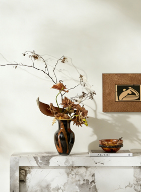 玄关边柜氛围布置肌理几何复古风棕色调装饰挂画木质桌面摆画摆件