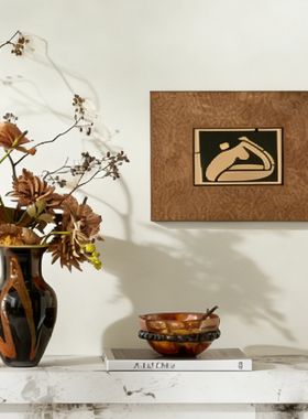 玄关边柜氛围布置肌理几何复古风棕色调装饰挂画木质桌面摆画摆件