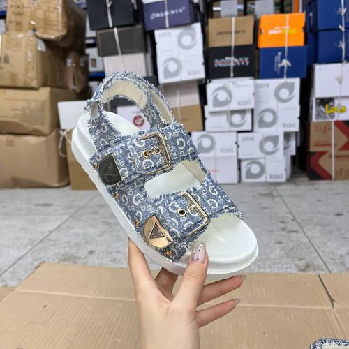 圆头纯色皮带扣三角标厚底凉鞋