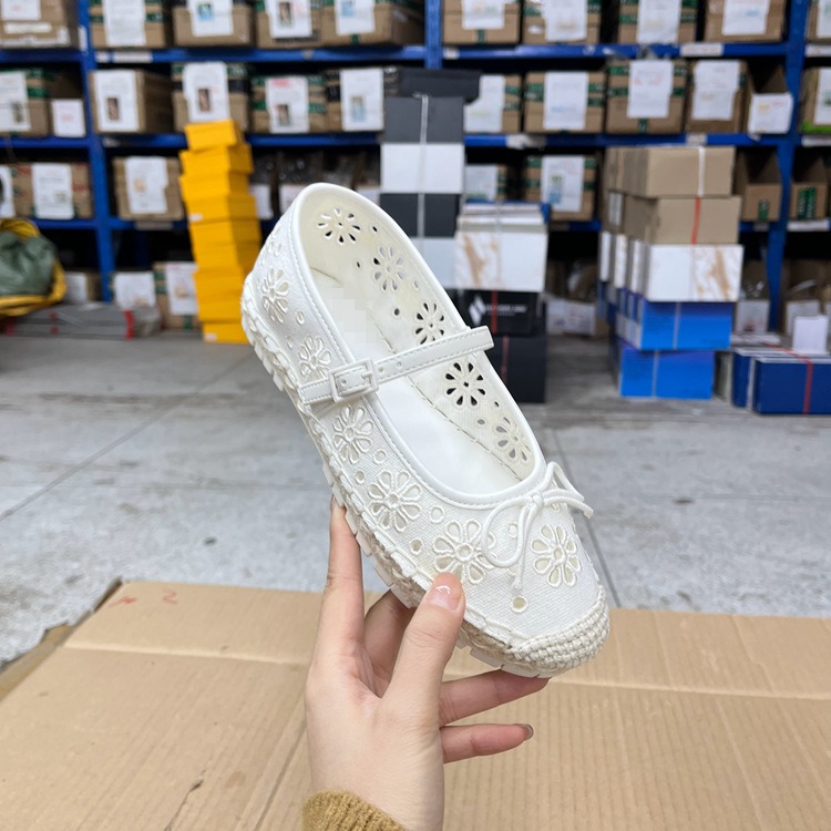 圆头纯色花朵镂空一字扣渔夫鞋