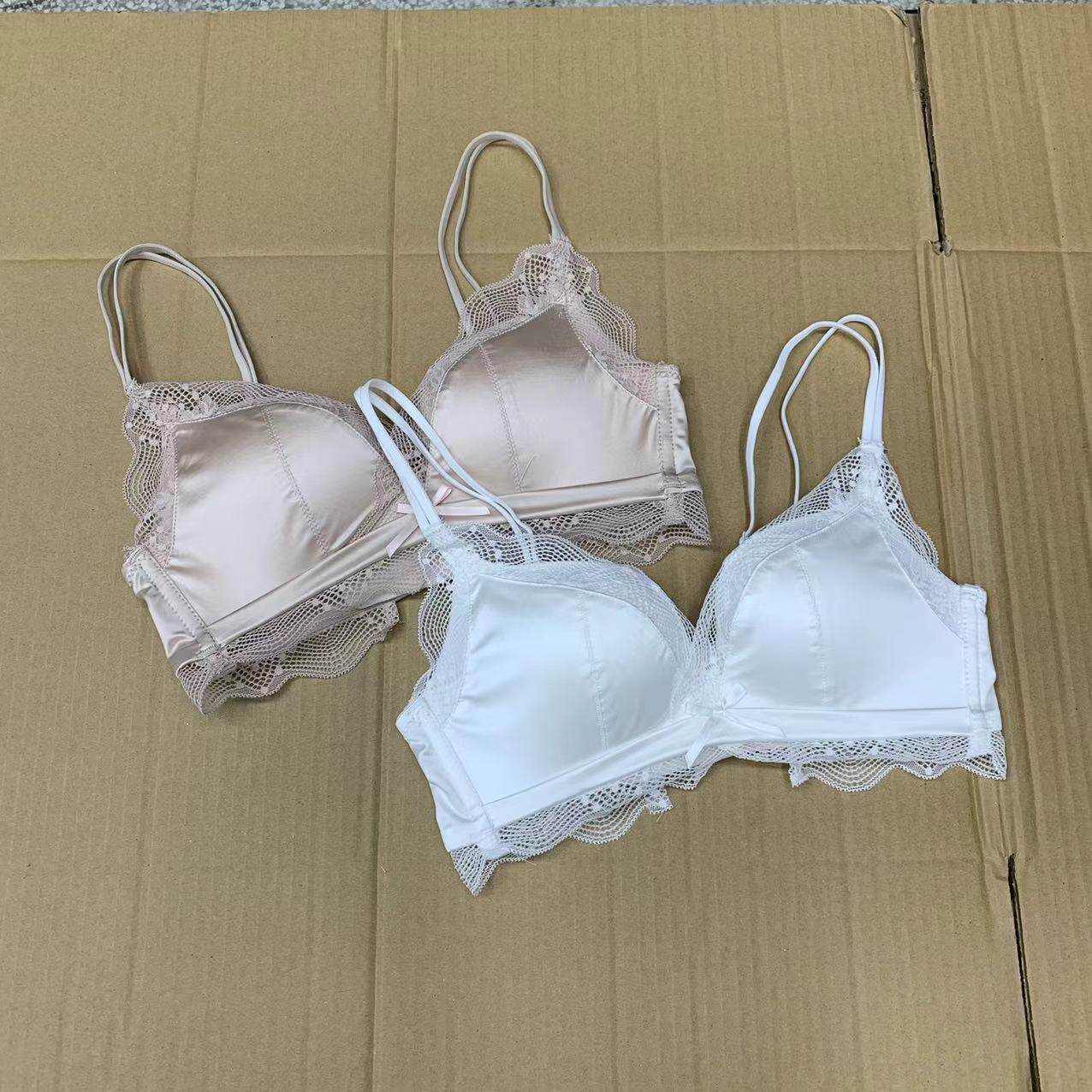 性感无痕缎面小胸显大聚拢无钢圈内衣女上托平胸蕾丝文胸防下垂