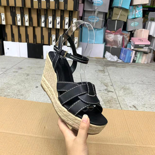 方头纯色厚底坡跟松糕时尚凉鞋