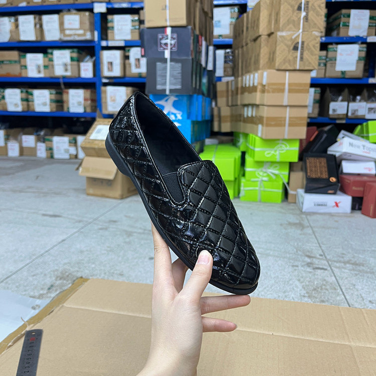 尖头平底菱格面很软一脚蹬单鞋