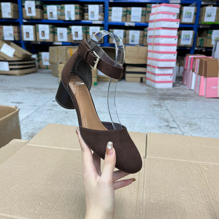 圆头纯色粗跟时包头一字扣凉鞋