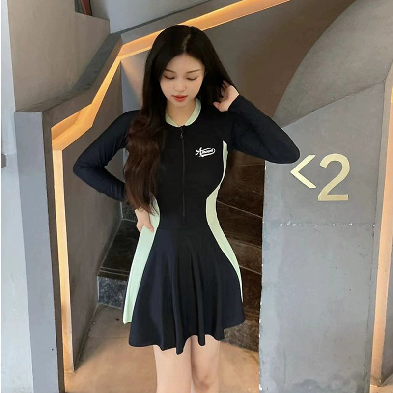 2025新款泳衣女保守遮肉显瘦长袖防晒大码胖mm连体遮肚感温泉