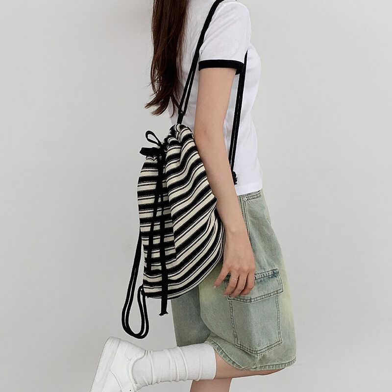韩国潮牌SE同款夏黑白条纹双肩包度假小众抽绳大容量学生上课书包