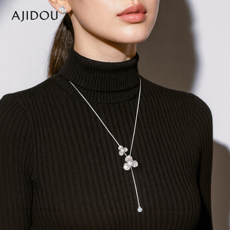 AJIDOU阿吉豆项链女款三叶草简约长颈链轻奢小众设计感气质毛衣链