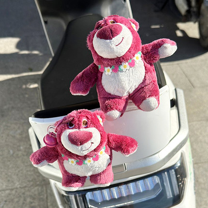 2024新款草莓熊卡通可爱玩偶公仔汽车摆件电动摩托机车外装饰挂件