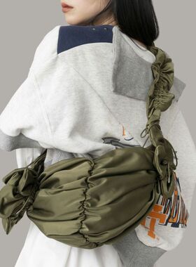 casselini「限量」26年新款小众百搭可爱尼龙花朵褶皱斜挎单肩包