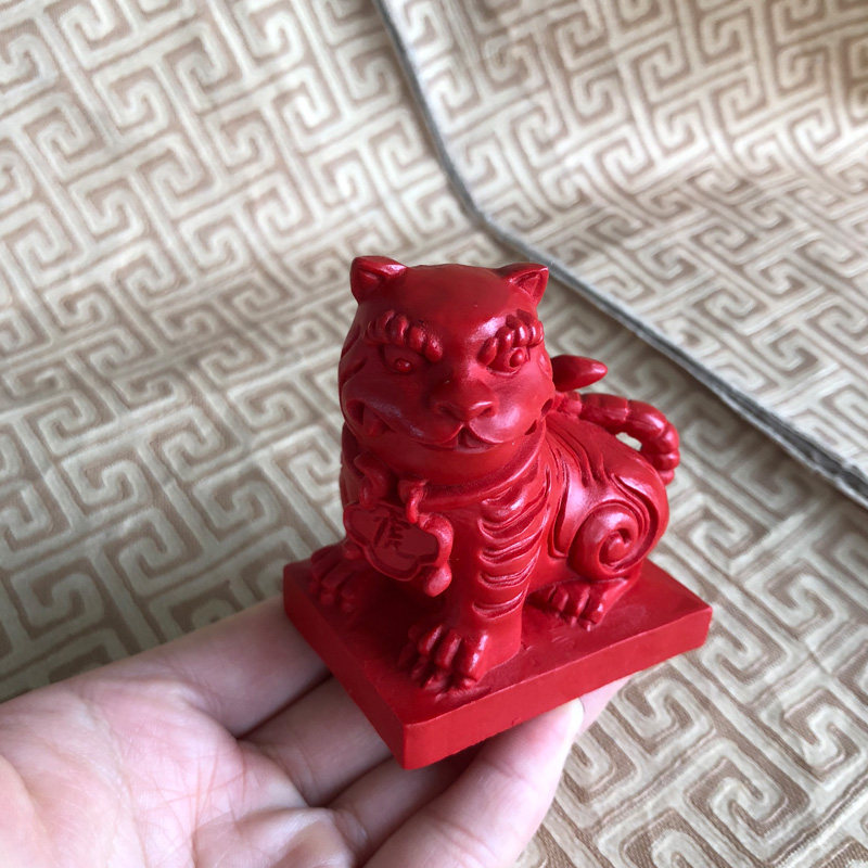 小老虎摆件台湾原色朱砂生肖虎工艺品办公桌花架可爱老虎装饰品