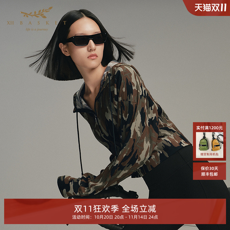 肌理迷彩印花,显高截短衣型