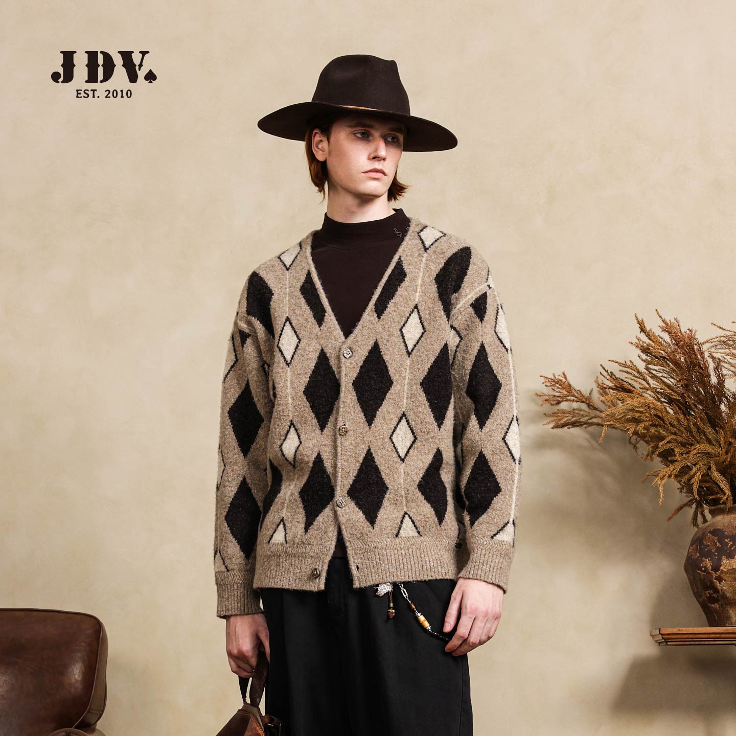 JDV商场同款复古菱格针织开衫2025秋冬新款保暖舒适休闲V领毛衣