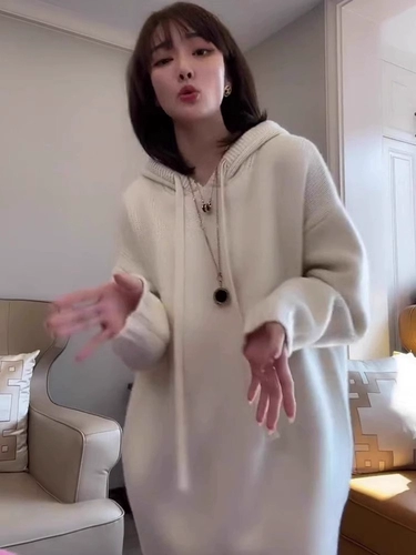 Розовое трикотажное платье с капюшоном, осенний свитер, демисезонные длинные джинсы с начесом, средней длины