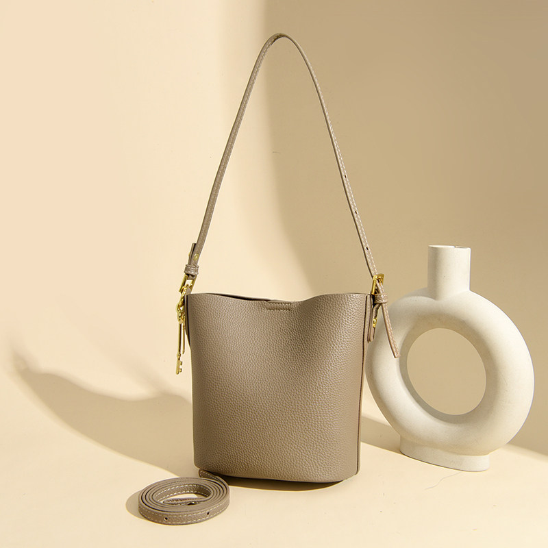 真皮水桶包包女2025新款头层牛皮大容量通勤腋下包百搭单肩斜挎包