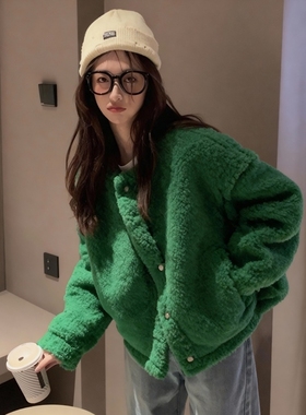 绿色圆领羊羔毛短款外套女2025新款冬巨好看轻熟慵懒宽松保暖上衣