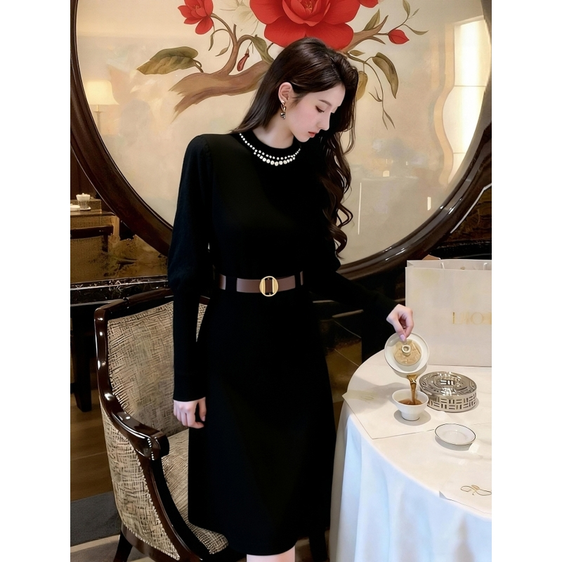 配大衣内搭黑色针织连衣裙子长裙