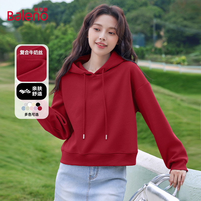 班尼路红色连帽卫衣女2025秋冬新款柔软亲肤小个子短款休闲上衣Q