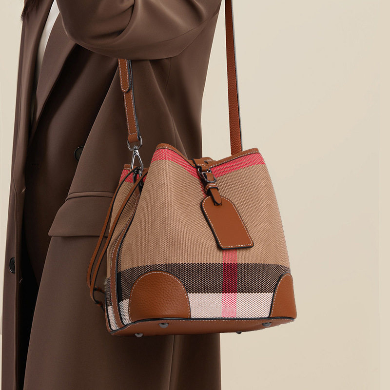 千典帆布配牛皮水桶包女格子女士斜挎包2025新款小包单肩包潮包
