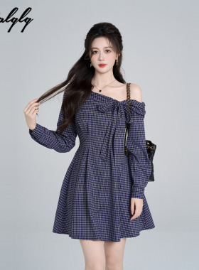 法式蓝色格子斜肩长袖连衣裙女春季设计感小众收腰蝴蝶结露肩裙子
