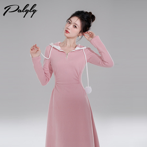 连帽收腰粉色休闲连衣裙女秋冬季新款甜美设计感显瘦过膝长款裙子