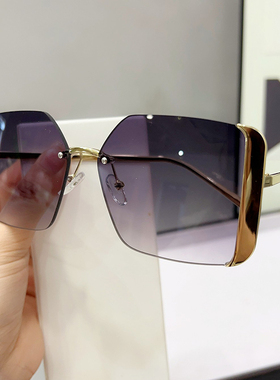 春夏新款方形大框墨镜女防紫外线大脸显瘦高级感太阳镜游玩街拍潮