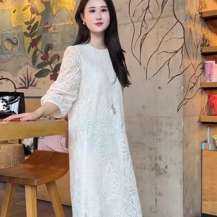 赫本风泡泡半袖钩花蕾丝连衣裙女2025高级感气质白色中长款度假裙