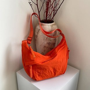 简约休闲轻便饺子包单肩包日系百搭斜挎包包女大学生上课通勤背包