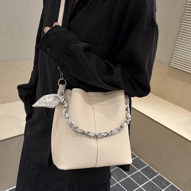 超火通勤手提水桶包包女式2026新款流行百搭单肩包简约通勤斜挎包