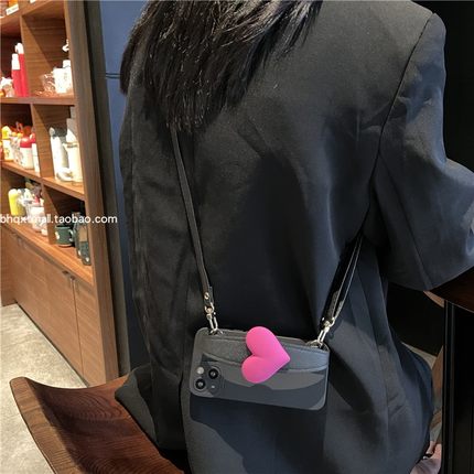 高级感玫红爱心腕带适用苹果16Promax手机壳iphone14Pro斜挎15pro保护套13女款13Pro挂绳15promax防摔保护套
