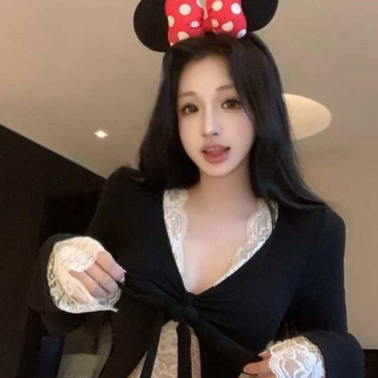 蕾丝拼接假两件绑带V领T恤女秋季长袖修身设计感辣妹短款打底上衣