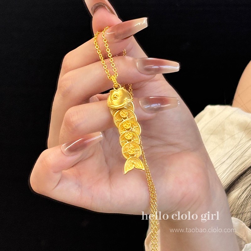 ”年年有鱼“金钱币小鱼项链沙金精致锁骨链轻奢新中式新年配饰女