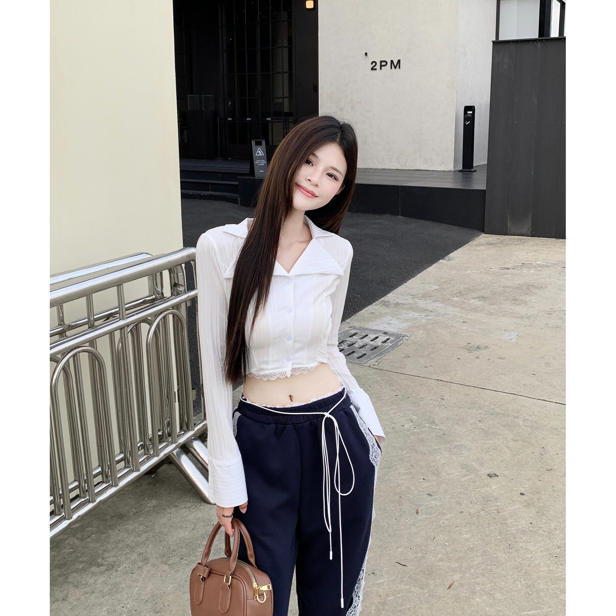 辣妹风白色蕾丝边条纹衬衫女秋季新款设计感修身外搭短款长袖上衣