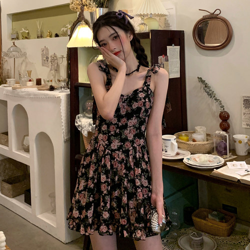 碎花连衣裙夏季收腰显瘦法式2024新款复古吊带小个子性感玫瑰短裙