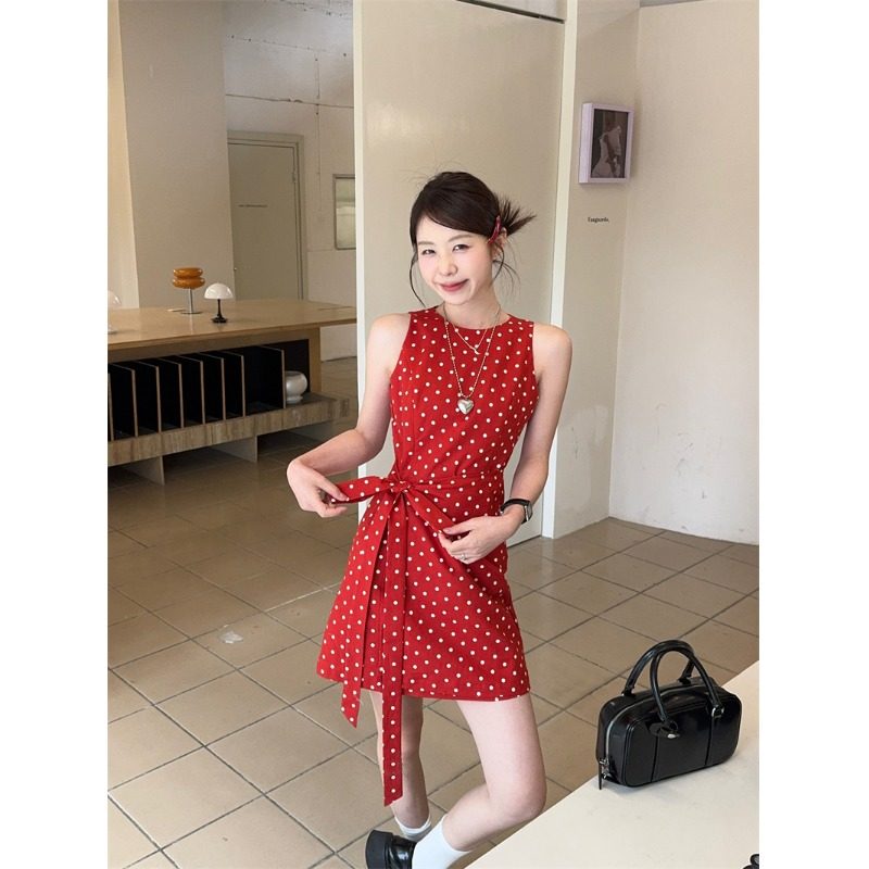 复古红波点系带连衣裙女夏季新款2025设计感显瘦不规则无袖短裙子