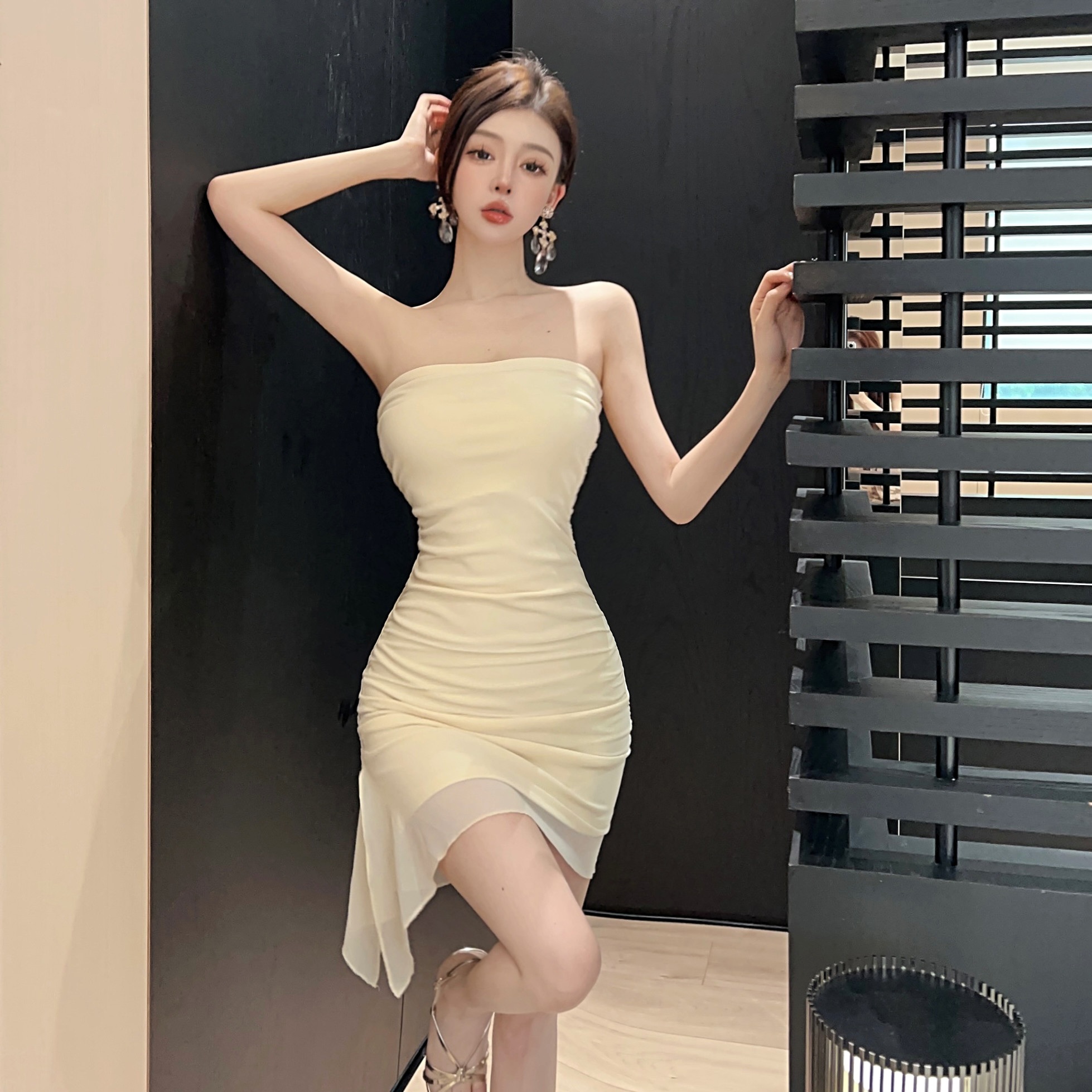 性感抹胸吊带连衣裙女夏季小个子多巴胺穿搭紧身收腰小妈包臀短裙