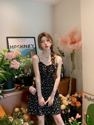 吊带碎花连衣裙女春季2024新款纯欲风收腰显瘦设计感A字雪纺短裙