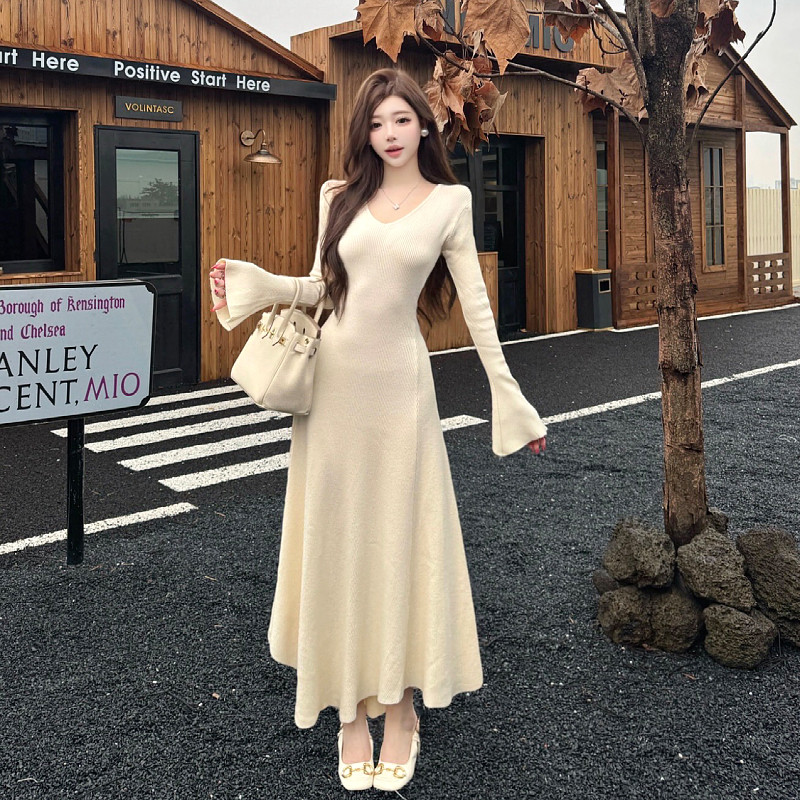 高级感V领长袖连衣裙女秋冬新款过膝长裙内搭打底修身气质大摆裙