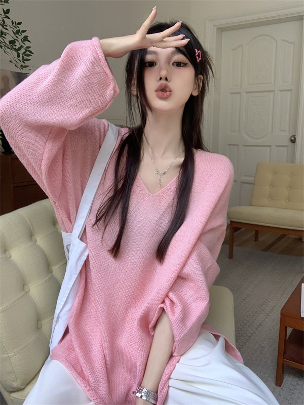 温柔风粉色V领露锁骨针织衫女秋季宽松慵懒风别致卷边套头毛衣